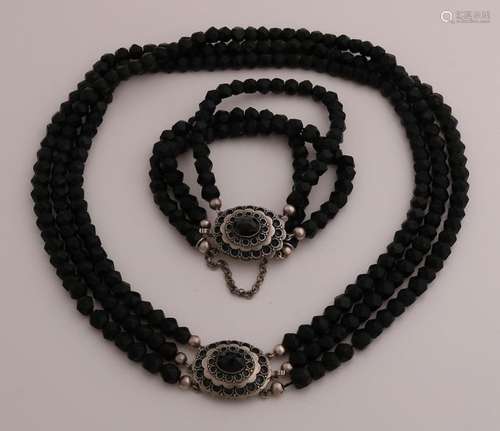 Necklace and bracelet with 3 strand gits