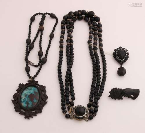 Set of mourning jewelry