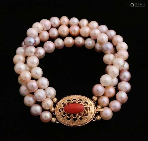 Pearl bracelet with gold clasp with red coral