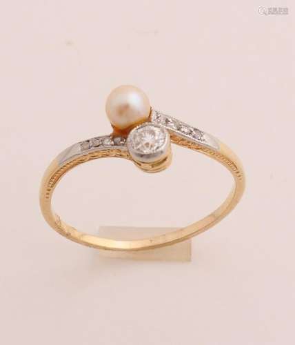 Gold ring with pearl and diamond