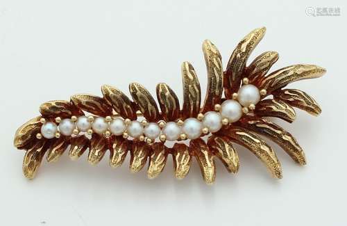 Gold brooch with pearls