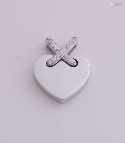 White gold heart pendant with diamond