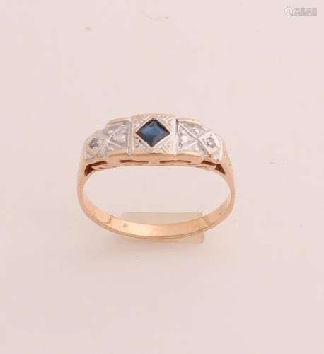 Gold ring with sapphire