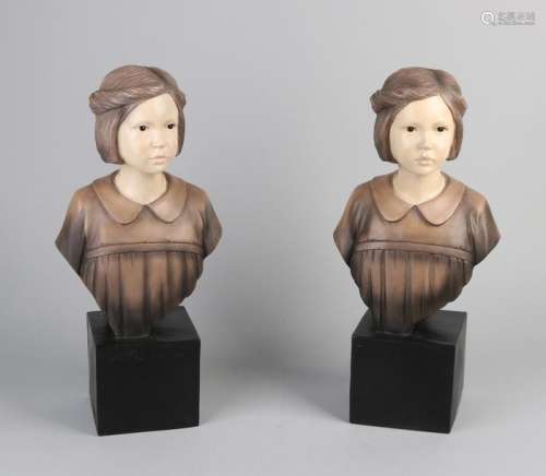 2x plastic busts