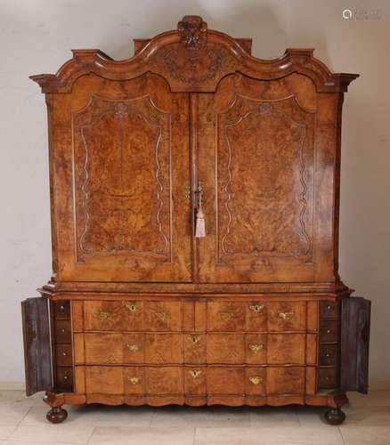 Rare burr walnut cabinet, 18th century