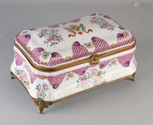 Porcelain box with lid