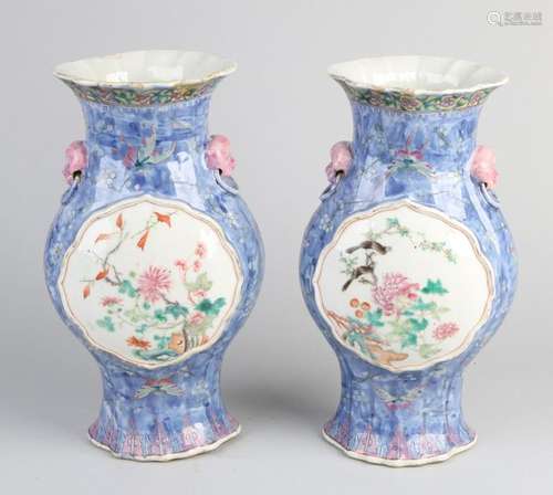 2x Chinese vases