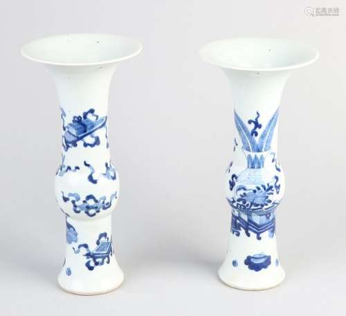 2x Chinese vases