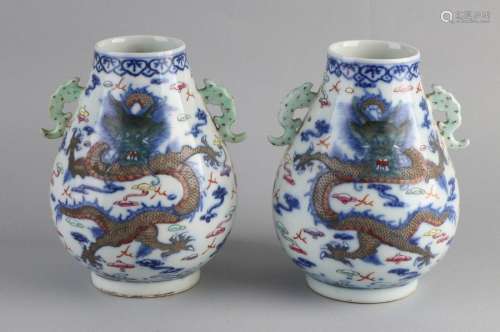 2x Chinese vases with dragon decoration