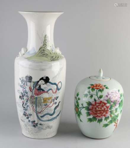 2x Antique Chinese vases