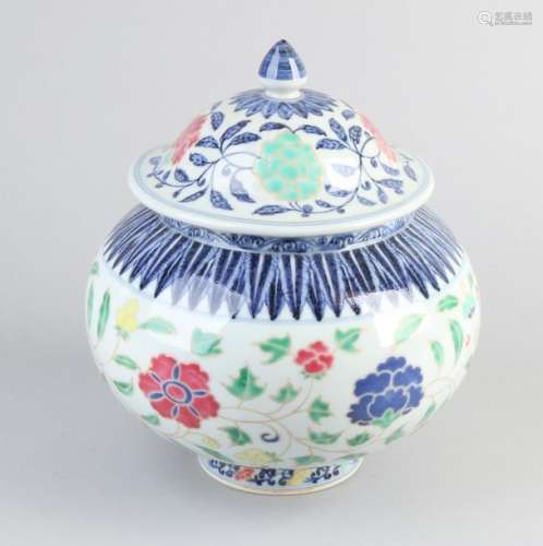 Large Chinese lid vase
