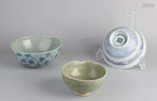 3x Various Chinese bowls