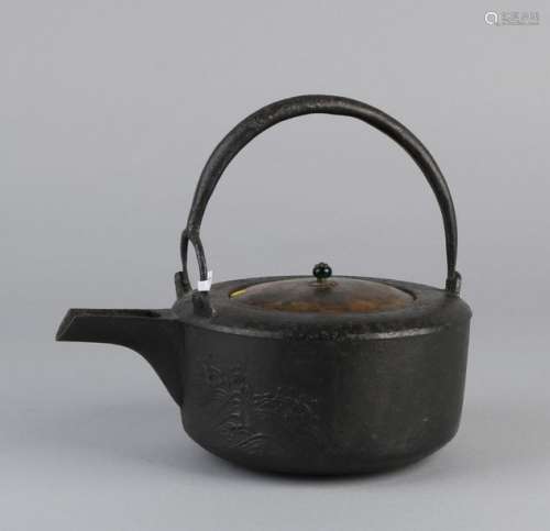 Cast iron Chinese kettle, 18th century