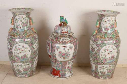 3x Capital Chinese vases