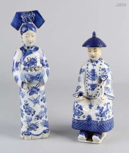 2x Chinese figures