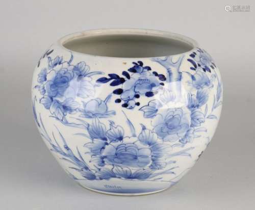 18th century Chinese or Japanese flower pot