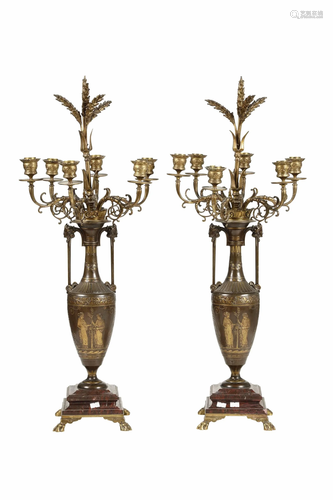 Coppia di candelabri. Bronzo dorato…