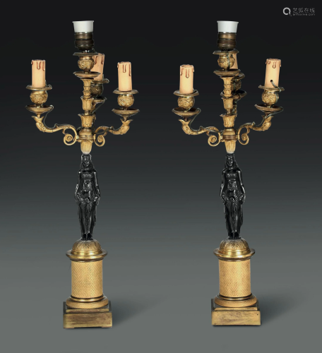 Coppia di candelabri in bronzo dora…