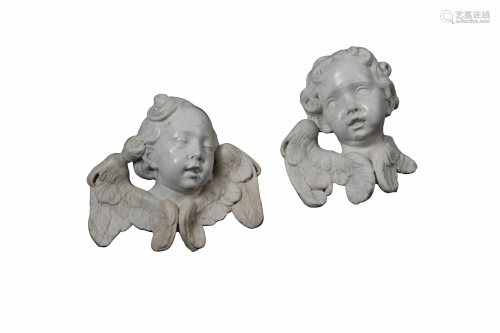 Coppia di teste di cherubini in marmo bianc…