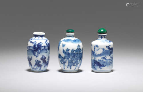 Three blue and white oviform snuff bottles  18th/19th century