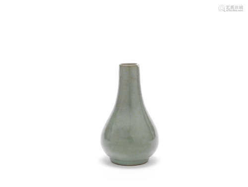 A celadon crackle-glazed vase  Qing Dynasty