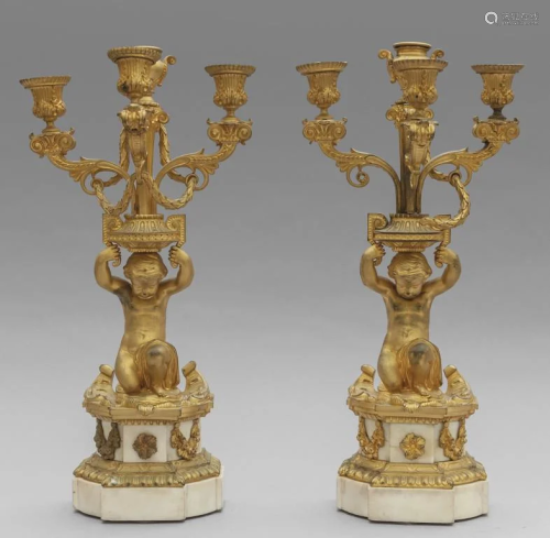 Coppia di candelieri in bronzo dorato e marmo