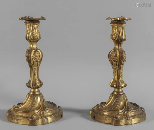 Coppia di candelieri Luigi XV in bronzo dorato,