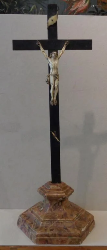 Crocefisso in avorio montato su croce in legno
