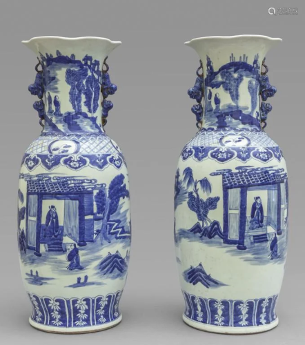Coppia di vasi in porcellana, decorazione bi…