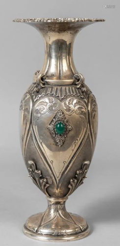 Vaso in argento sbalzato con cabochon in…