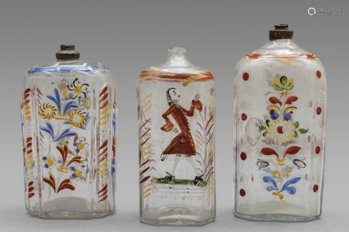 Tre bottiglie in vetro di Murano decorate e fiori