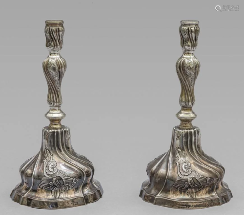 Coppia di candelieri in stile Luigi XV in argento