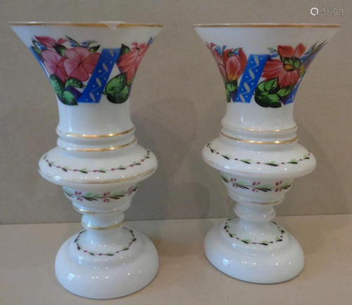 Coppia di vasi in vetro lattimo decorati con