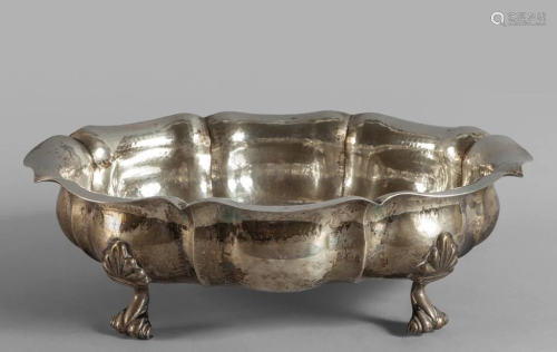 Centrotavola in argento di forma barocca…