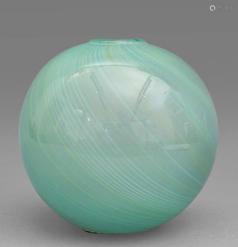 Vaso sferico in cristallo verde h.cm.18
