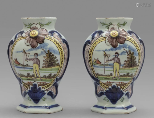 Coppia di vasi decorati con figure, Delft …