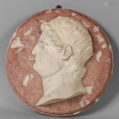 Profilo di imperatore in marmo bianco montato su
