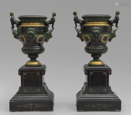 Coppia di vasi in bronzo decorato con mas…