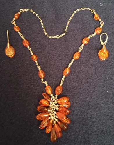 A Natural Amber Necklace,10 1/2