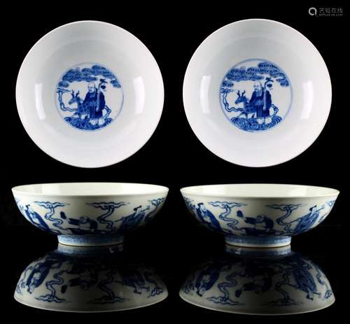 A pair of Chinese blue & white Immortals bowls, each painted to the inside with Shoulao and a