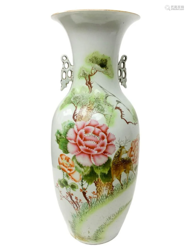 Chinese porcelain vase depicting floral deco…