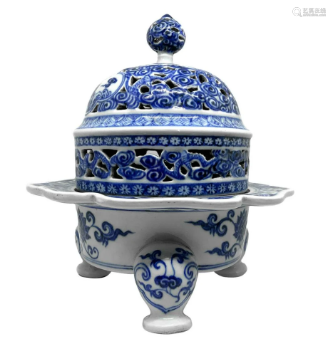 Tripod Censer in blue and white porcelain, Chin…