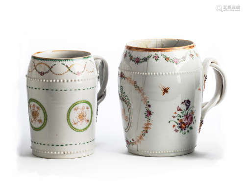 TWO CHINESE EXPORT PORCELAIN MUGS, LATE 18TH / EARLY 19TH CENTURY