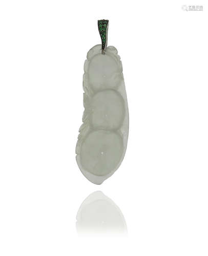 A carved jade pea pod pendant, with a tsavorite garnet-set platinum bale, 6.2cm high