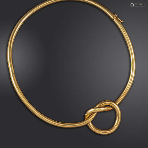 A gold torque necklace, with twisted knot motif and hinged opening, 11.6cm inner diameter, 37.4g