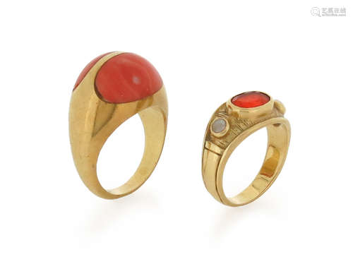 λ A coral-mounted gold bombι ring, set with two coral cabochons in yellow gold, size P, with a