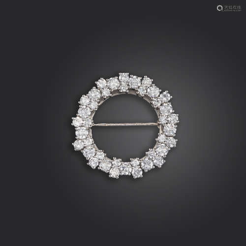 A diamond wreath brooch, set with graduated circular-cut diamonds in white gold, 3cm wide