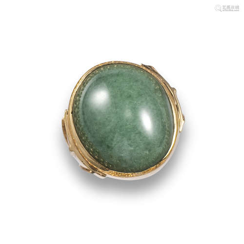 A French aventurine quartz gold ring, c1940, rubover-set in yellow gold with fluted shoulders,