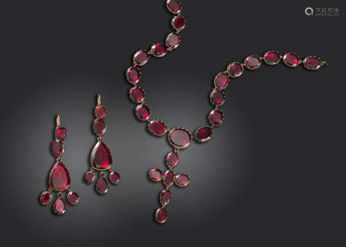 A George III flat garnet-set gold necklace and earrings, the necklace formed with graduated oval-