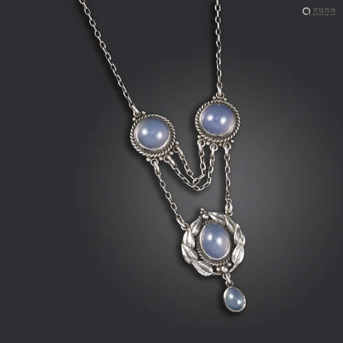 An Arts & Crafts silver and chalcedony pendant possibly by Edith Stewart, the fine-link silver